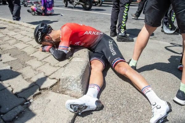 Bouhanni utrpel po zrážke s chodcom a nepríjemnom páde zlomeninu krčného stavca