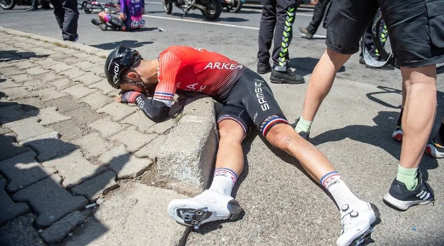 Bouhanni utrpel po zrážke s chodcom a nepríjemnom páde zlomeninu krčného stavca