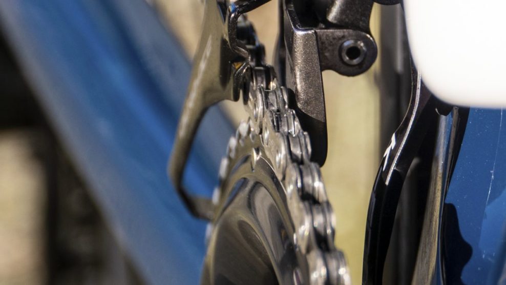 Prečo pretek&aacute;rom s nov&yacute;m raden&iacute;m Shimano Dura-Ace pad&aacute; častej&scaron;ie reťaz?