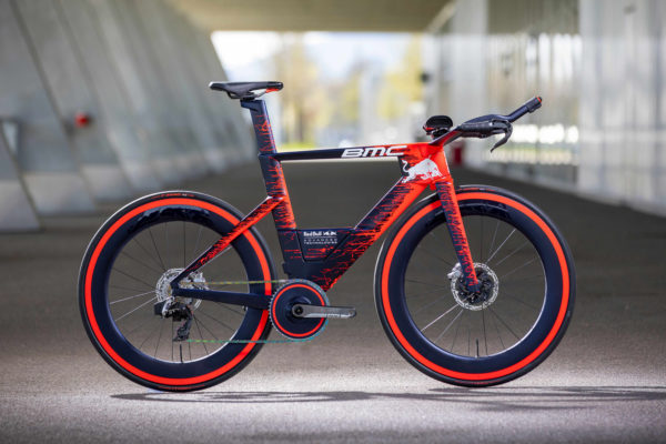 BMC a t&iacute;m Red Bull z Formuly 1 predstavili &bdquo;najr&yacute;chlej&scaron;&iacute; pretek&aacute;rsky bicykel na svete&ldquo;
