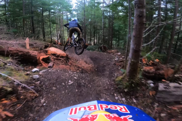 Video: Finn Iles a Jackson Goldstone sa naháňajú na ich obľúbených trailoch v Squamishi