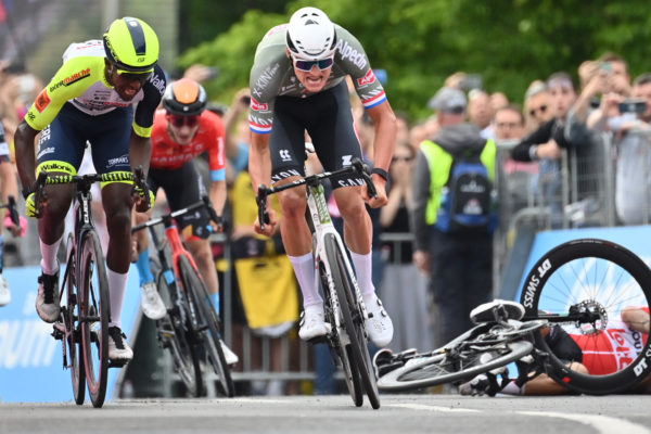 Mathieu van der Poel vyhral úvodnú etapu Giro d’Italia, Ewan spadol tesne pred cieľom (+video)