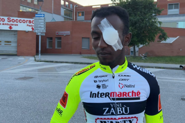  Girmay končí na Gire po tom, ako si poranil oko, keď si na pódiu vystrelil do oka štupeľ z prosecca