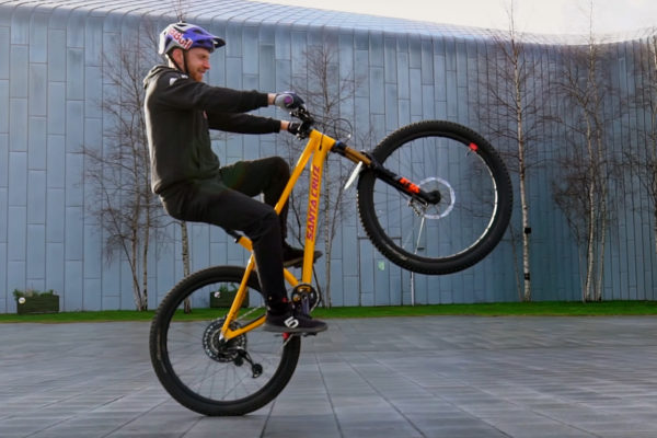  Návod: Danny MacAskill vás naučí, ako jazdiť na zadnom kolese (+video)