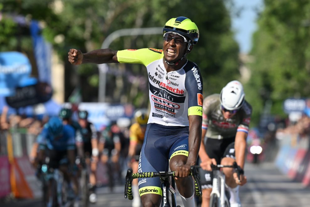 Girmay porazil Van der Poela a stal sa historicky prvým čiernym Afričanom, ktorý vyhral etapu na Giro d’Italia