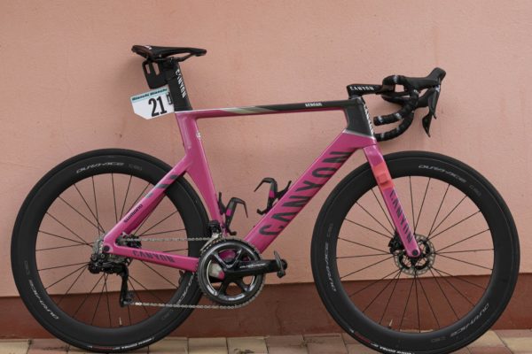 Detaily ružového špeciálu Canyon Aeroad Mathieu van der Poela na Giro d’Italia 2022