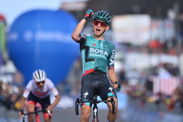 Kämna vyhral na Etne prvú vrchársku etapu Giro d’Italia 2022, do ružového sa oblečie López