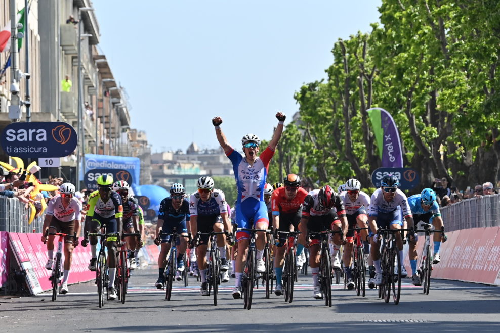 Arnaud Démare vyhral piatu etapu Giro d’Italia po tom, ako Alpecin odstavil v kopci Ewana a Cavendisha
