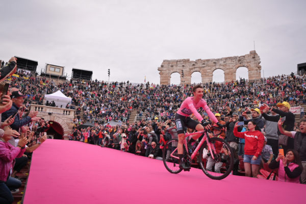 Jai Hindley zlomil Carapaza a stal sa historicky prvým austrálskym víťazom Giro d’Italia