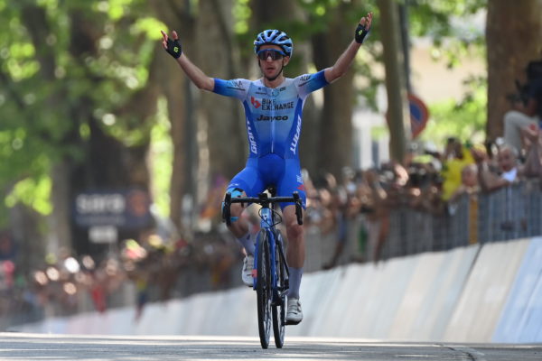 Simon Yates vyhral 14. etapu Giro d’Italia 2022, do ružového dresu sa oblečie Carapaz