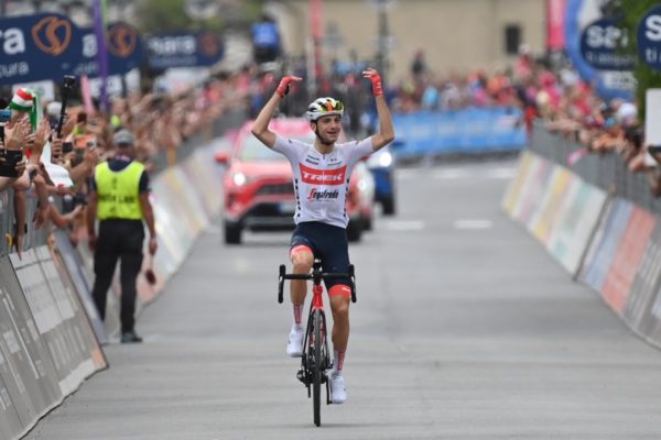 Giulio Ciccone vyhral sólo únikom prvú alpskú etapu Giro d’Italia 2022, v ružovom zostáva Carapaz aj napriek pádu