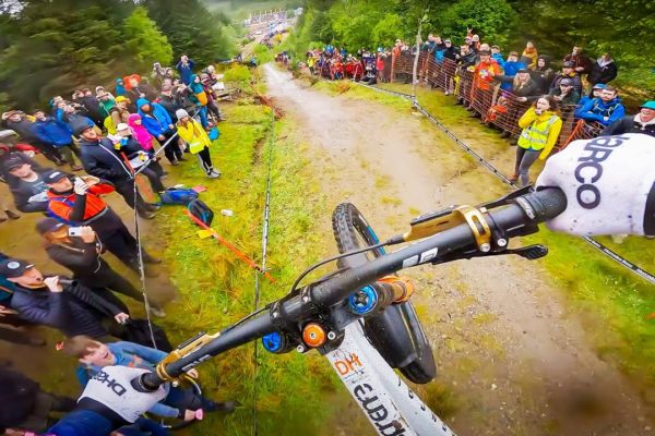  Video: Šialená víťazná jazda Amauryho Pierrona na blatovej a šmykľavej trati vo Fort Williame