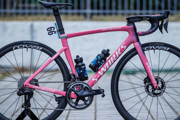 Jai Hindley dostal unikátny ružový S-Works Tarmac SL7 pre víťaza Giro d’Italia (detaily, foto, špecifikácia)