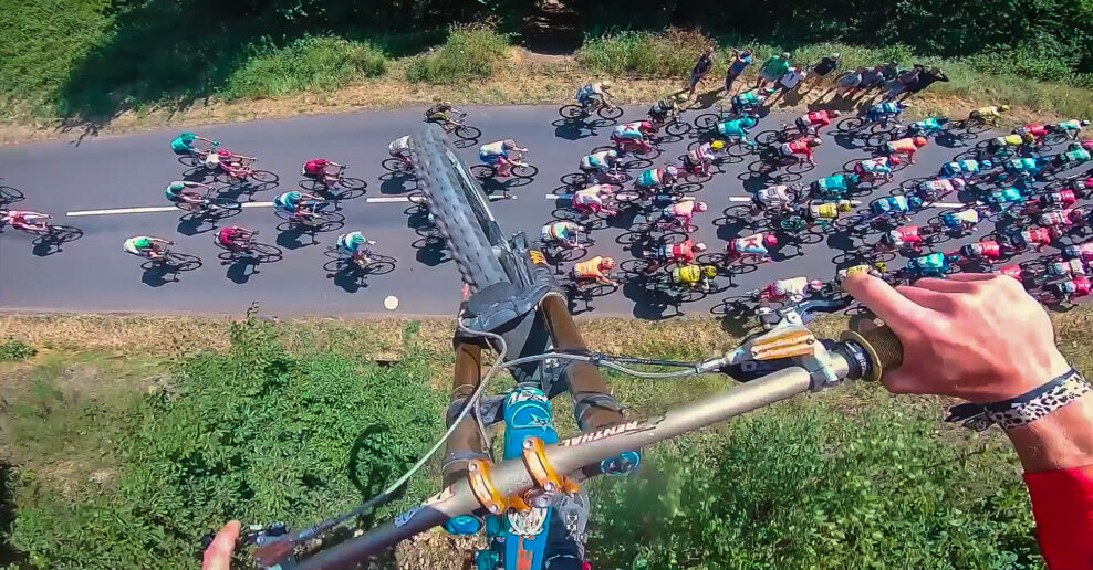  Video: &Scaron;ialenci, ktor&iacute; preskakuj&uacute; cez pelot&oacute;n Tour de France