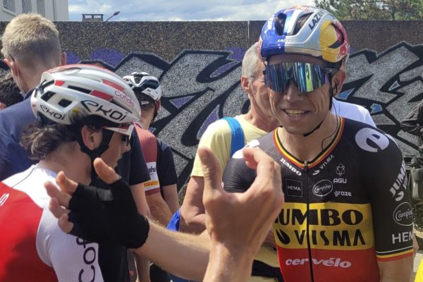 Wout van Aert vyhral v šprinte úvodnú etapu Critérium du Dauphiné (+video)
