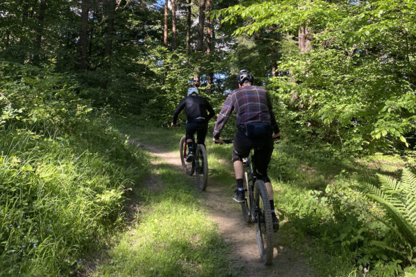 Agresívny cyklista napadol manželský pár, pretože mu prekážali na ceste v lese pri Žiline