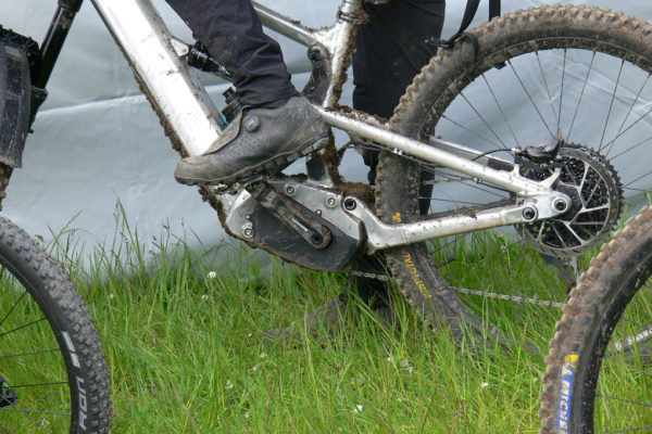 Na pretekoch EWS  sa objavil prototyp e-bike motora od SRAM-u