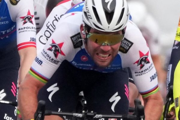 Mark Cavendish sa hnevá, že mu opäť spadla reťaz. Napriek tomu predviedol výborný šprint a na Heistse Pijl skončil tretí (+video)