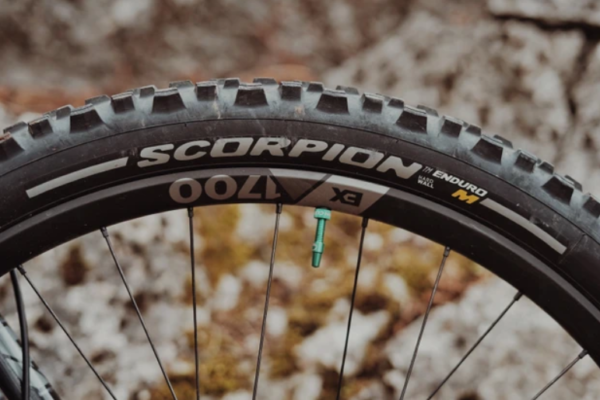 Nový plášť Pirelli Scorpion Enduro M vyzerá podobne ako Maxxis Assegai