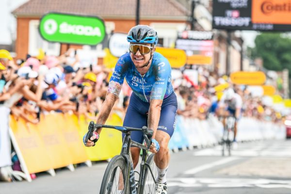 Simon Clarke vyhral ťažkú 5. etapu Tour de France s dlažobnými kockami, Sagana vyradil pád