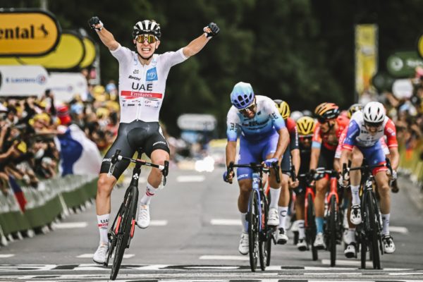 Pogačar vyhral po suverénnom šprinte najdlhšiu etapu Tour de France 2022 a oblečie sa do žltého dresu