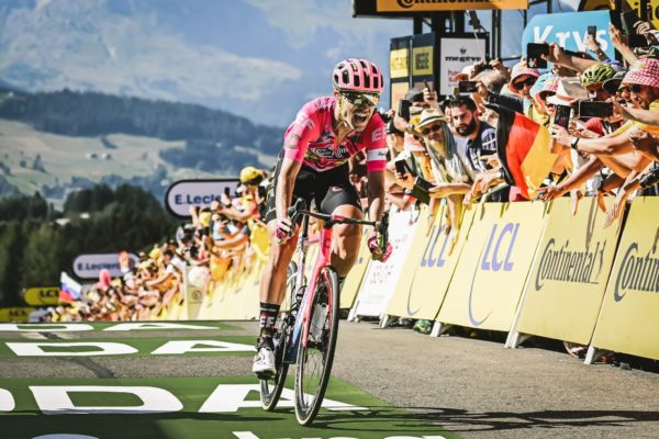 Magnus Cort vyhral z úniku v tesnom šprinte 10. etapu Tour de France,  Kämnovi nevyšiel pokus o žltý dres
