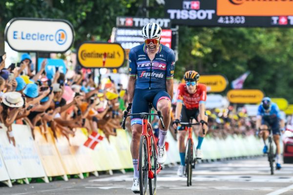 Mads Pedersen vyhral z úniku 13. etapu Tour de France