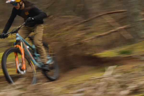 Video: Jackson Goldstone sa zabáva na nových downcountry plášťoch Maxxis Forekaster