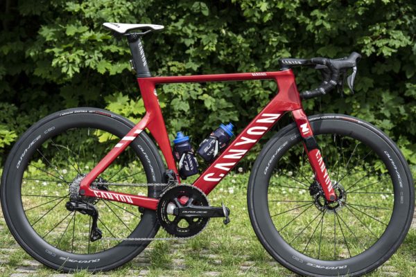 Detaily a špecifikácia červeného špeciálu Canyon Aeroad Mathieu van der Poela na Tour de France 2022
