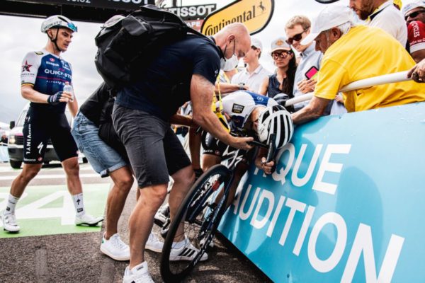 Fabio Jakobsen na Tour opäť ukázal, aký je bojovník. Do cieľa ťažkej horskej etapy prišiel 17 sekúnd pred limitom