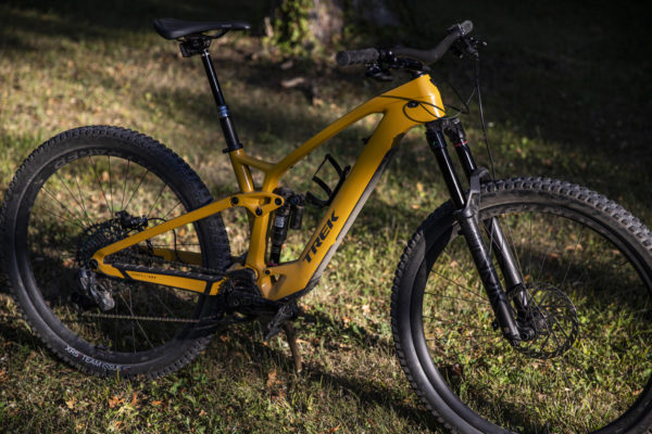 Fotogaléria: Nový ľahký trailový e-bike Trek Fuel EXe