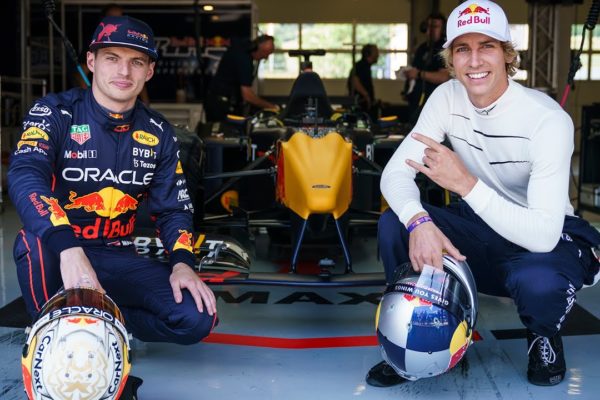Video: Max Verstappen previezol freeridera Fabia Wibmera v dvojmiestnej Formule 1