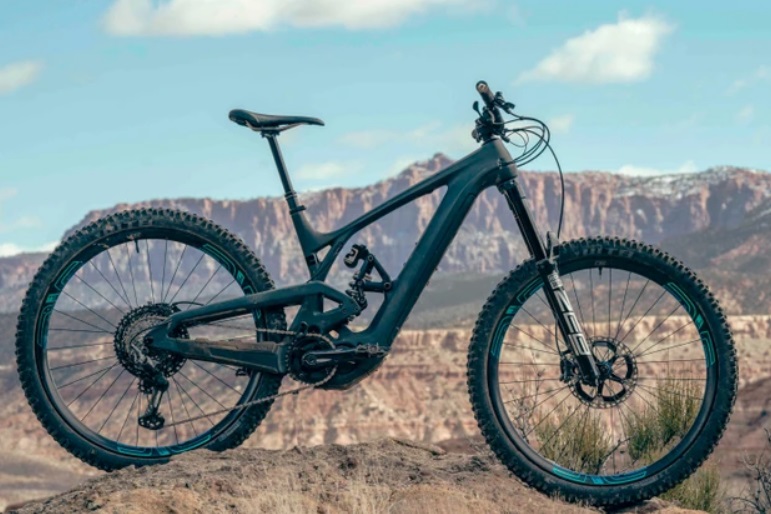 Evil Epocalypse je prv&yacute; elektrobicykel tejto značky m&aacute; vysok&eacute; zdvihy a 29 palcov&eacute; koles&aacute;