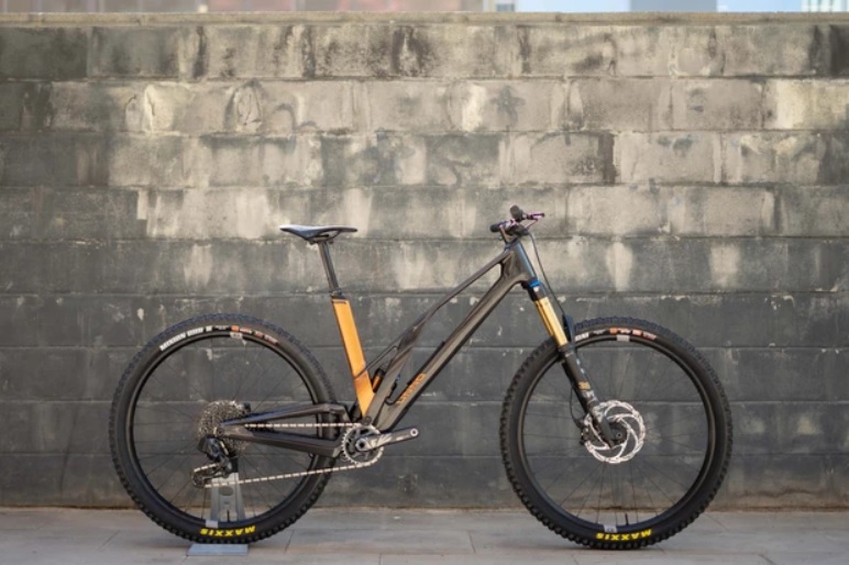 Unno Dash je pozoruhodn&yacute; all-mountain bicykel s n&iacute;zko položenou hornou trubkou a zauj&iacute;mavou sedlovou trubkou