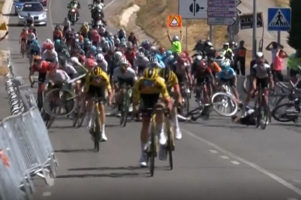 Video: Nepríjemný pád vo vysokej rýchlosti poznačil dojazd 2. etapy pretekov Vuelta a Burgos
