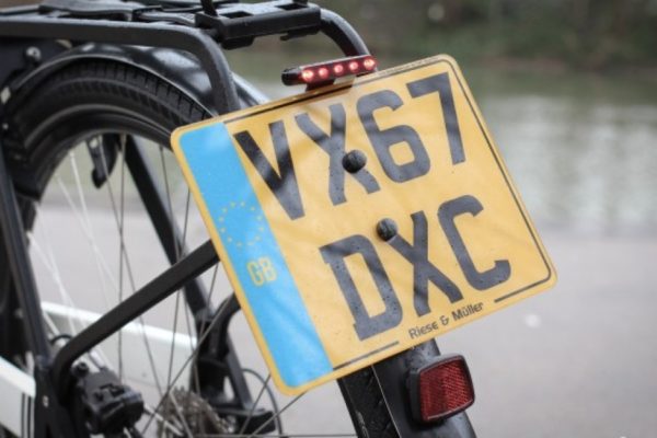 Britská vláda zvažuje zavedenie poznávacích značiek pre cyklistov