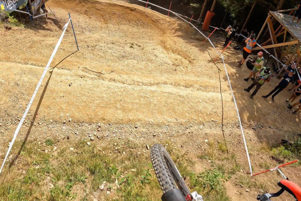  Video: Tréningové jazdy Loica Bruniho a Jacksona Goldstona na Majstrovstvách sveta v zjazde v Les Gets (POV)