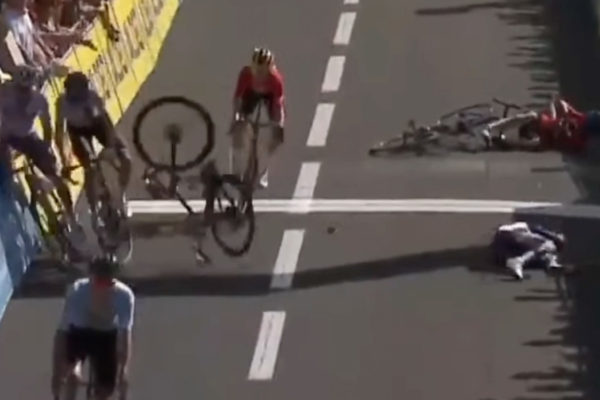 Video: Pri páde na Tour de l’Avenir odletel bicykel a zhodil ďalších jazdcov
