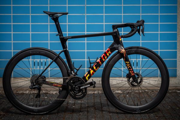 Chris Froome dostal na Vueltu špeciálnu edíciu bicykla Factor Ostro VAM (detaily, špecifikácia)