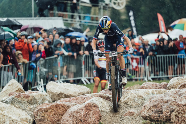 Video: Pauline Ferrand-Prévot a Nino Schurter sú majstri sveta v disciplíne XCO