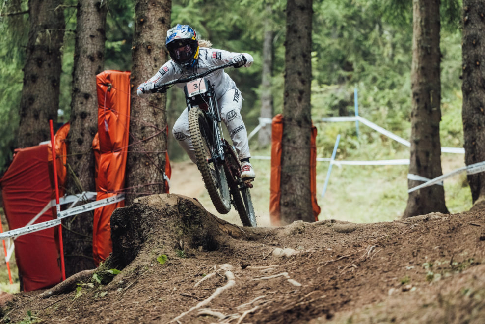 Majstrami sveta v zjazde na bicykloch pre rok 2022 s&uacute; Loic Bruni a Vali H&ouml;ll