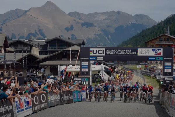 Video: Švajčiari vyhrali tímovú štafetu v cross-country na Majstrovstvách sveta v Les Gets