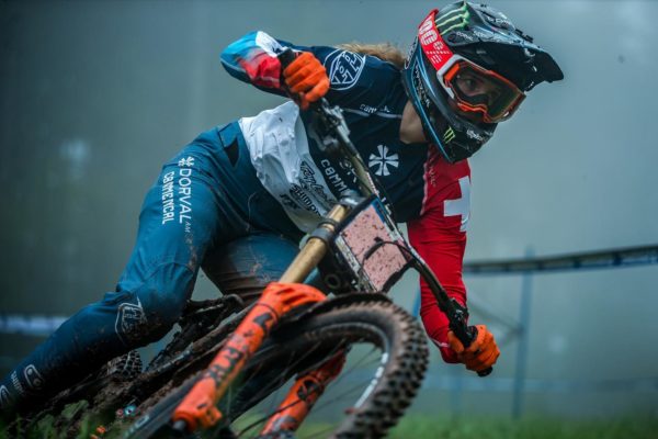Priebežná líderka Svetového pohára v zjazde Camille Balanche si v tréningu zlomila kľúčnu kosť