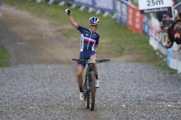 Pauline Ferrand Prevot a Samuel Gaze sú noví majstri sveta v disciplíne cross-country short track