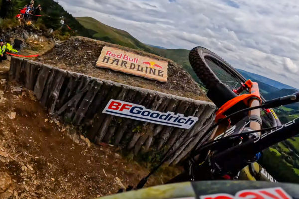  Musíte vidieť: Šialene rýchla víťazná jazda Jacksona Goldstona na Red Bull Hardline 2022