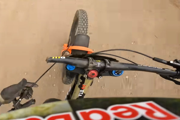 Video: Jackson Goldstone zlomil riadidlá pri páde vo finále na Svetovom pohári vo Val di Sole