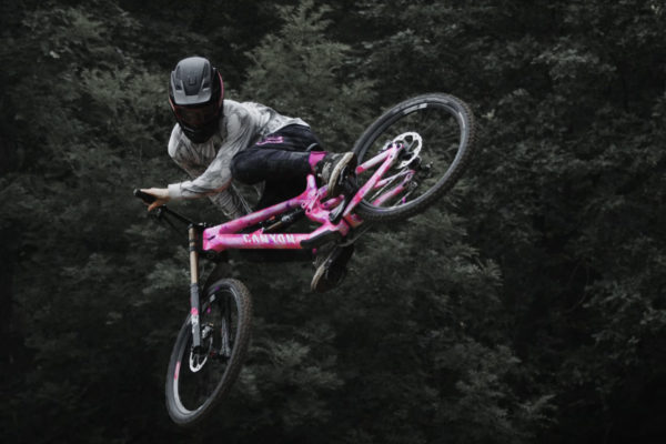  Musíte vidieť: Kaos Seagrave predvádza extrémny štýl vo videu Unhinged