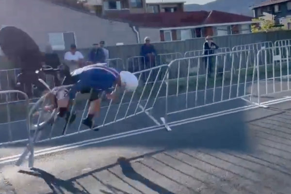Video: Pád Magnusa Sheffielda po náraze do bariér na Majstrovstvách sveta v časovke