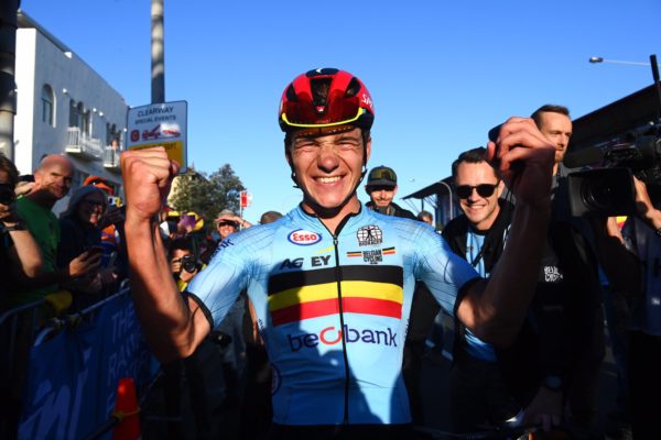 Remco Evenepoel vyhral Majstrovstvá sveta po úžasnom 25 km sólo úniku, Sagan skončil siedmy