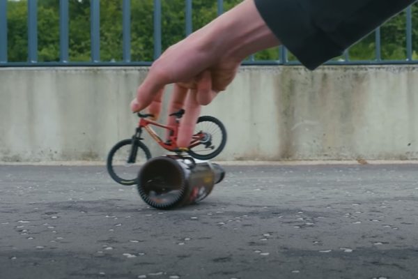 Video: Handy Macaskill je späť na svojom finger bicykli